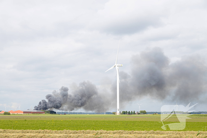 Grote zwarte wolken bij brand in landbouwschuren