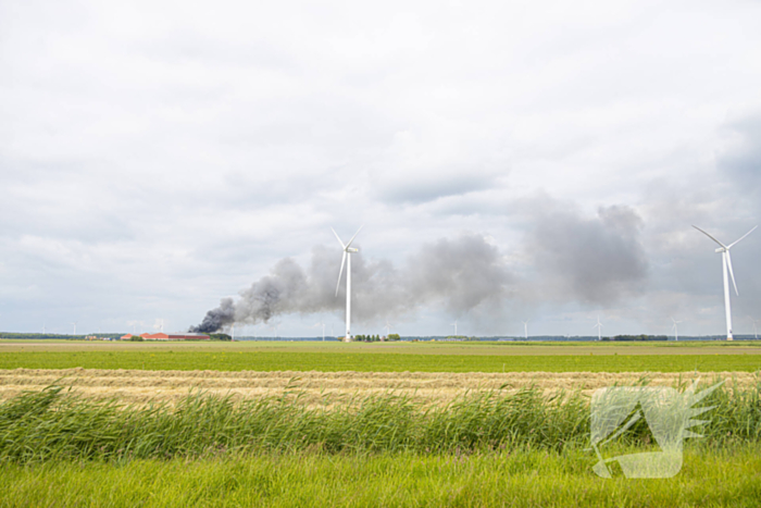 Grote zwarte wolken bij brand in landbouwschuren