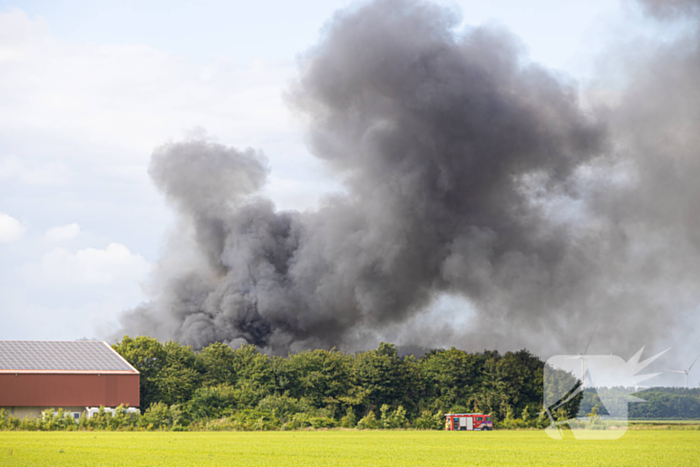 Grote zwarte wolken bij brand in landbouwschuren