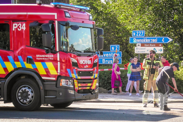 Brandweerwagen en auto botsen op kruising