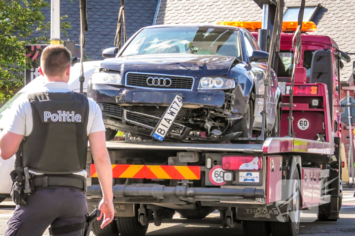 Brandweerwagen en auto botsen op kruising