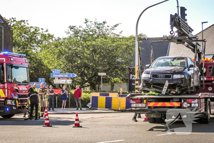 Brandweerwagen en auto botsen op kruising