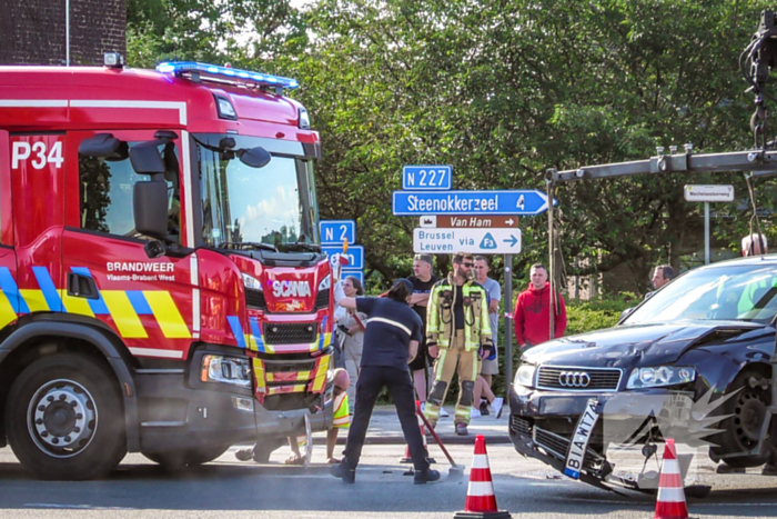 Brandweerwagen en auto botsen op kruising