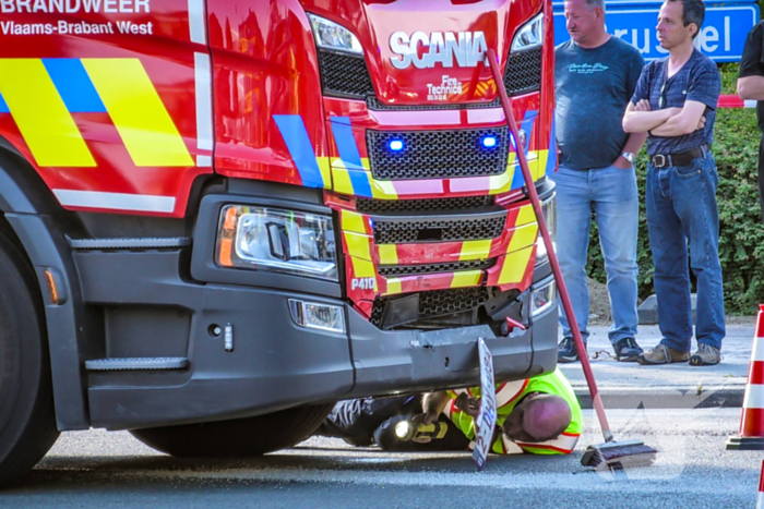 Brandweerwagen en auto botsen op kruising