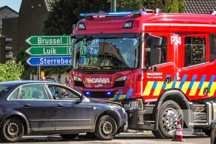 Brandweerwagen en auto botsen op kruising