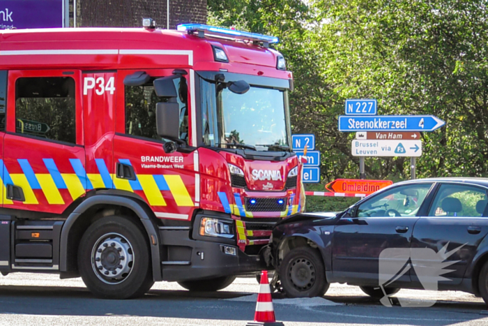 Brandweerwagen en auto botsen op kruising