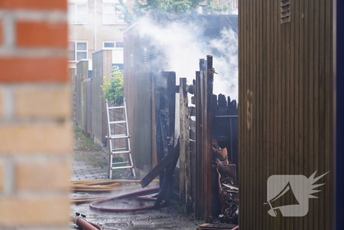 Forse rookontwikkeling bij brand in schuur