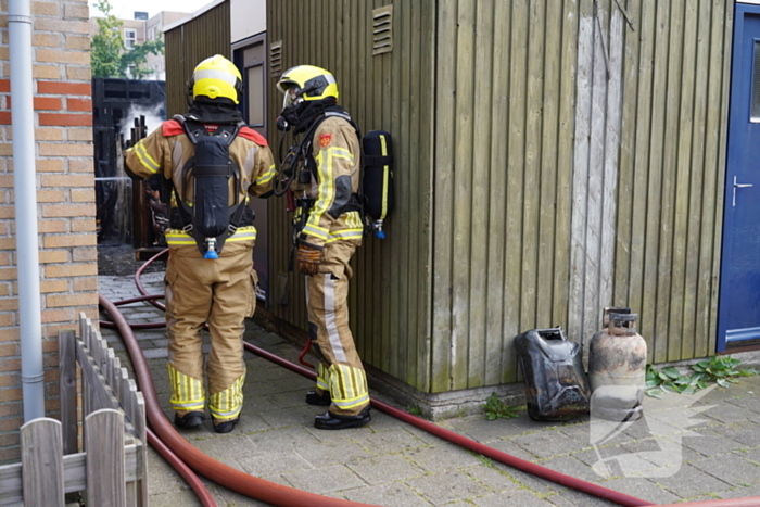 Forse rookontwikkeling bij brand in schuur