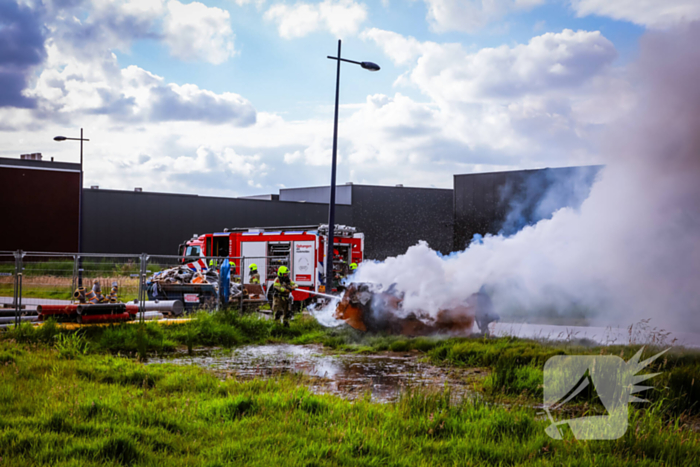 Bouwcontainer in brand gestoken