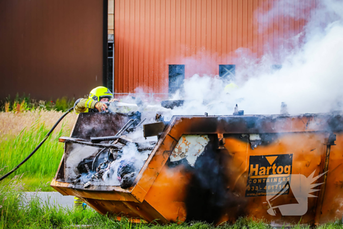 Bouwcontainer in brand gestoken