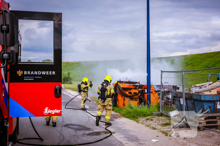 Bouwcontainer in brand gestoken