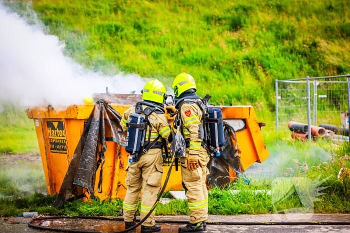 Bouwcontainer in brand gestoken