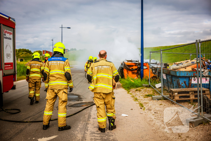 Bouwcontainer in brand gestoken