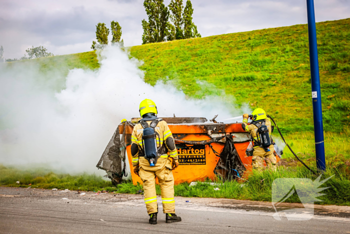 Bouwcontainer in brand gestoken