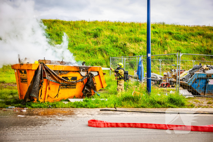 Bouwcontainer in brand gestoken