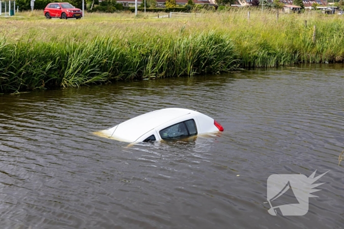 Auto belandt in het water