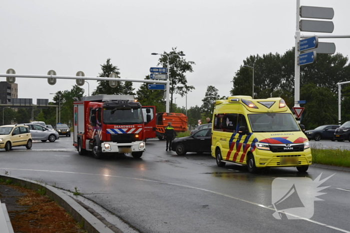 Twee personenwagens lopen schade op bij botsing