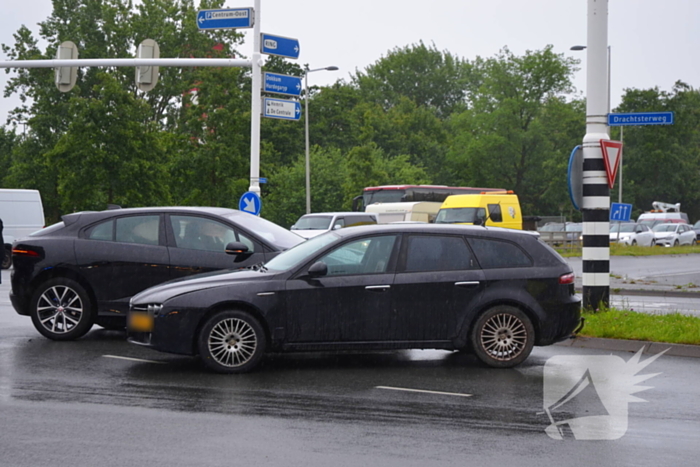 Twee personenwagens lopen schade op bij botsing