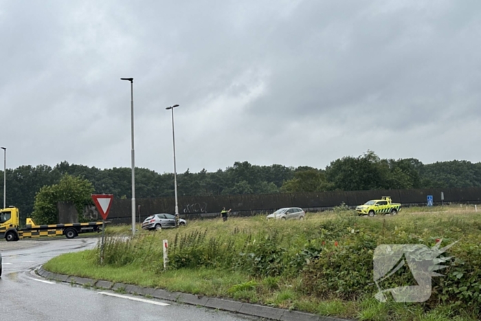 Automobilist rijdt tegen verkeersbord en komt tegen lantaarnpaal tot stilstand