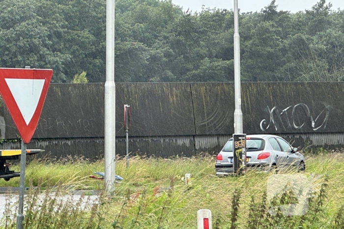 Automobilist rijdt tegen verkeersbord en komt tegen lantaarnpaal tot stilstand