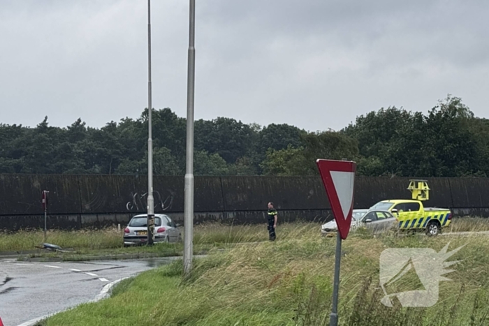 Automobilist rijdt tegen verkeersbord en komt tegen lantaarnpaal tot stilstand