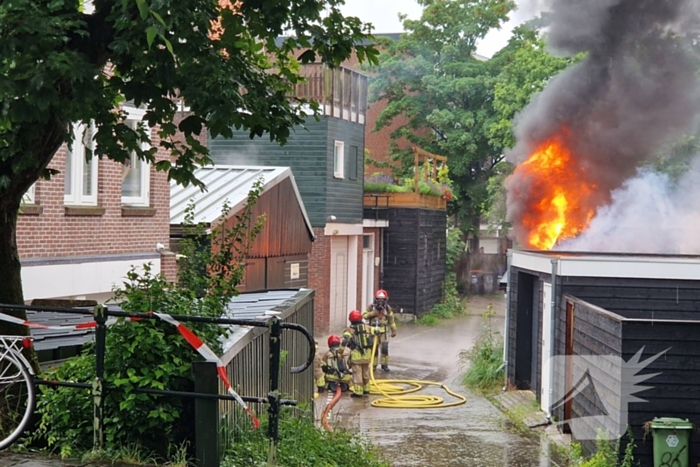 Uitslaande brand verwoest schuur