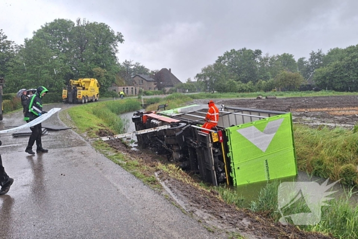 Vrachtwagen belandt in sloot na uitwijkmanoeuvre