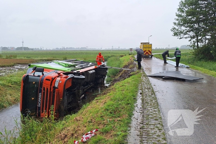 Vrachtwagen belandt in sloot na uitwijkmanoeuvre