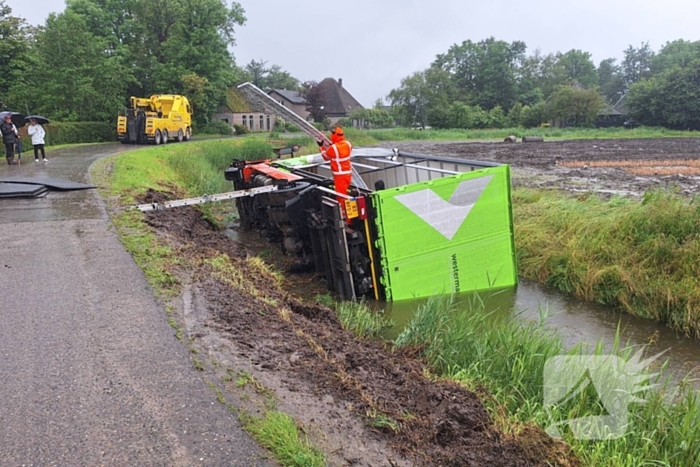 Vrachtwagen belandt in sloot na uitwijkmanoeuvre