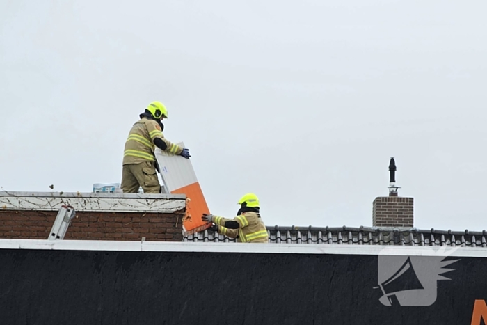 Isolatiemateriaal dreigt van dak te waaien, brandweer grijpt in