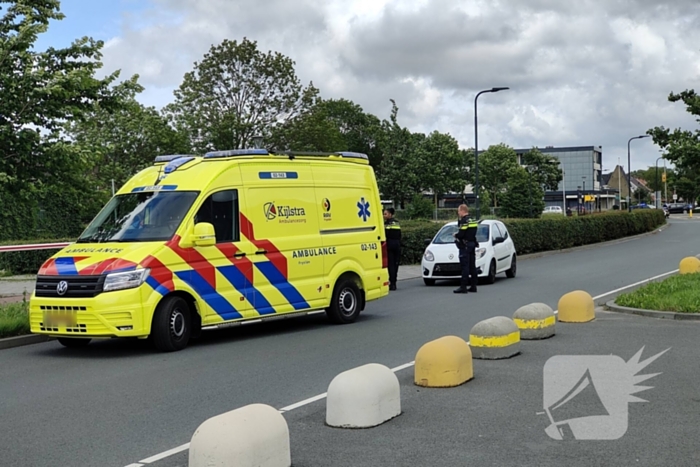 Fietser geschept door auto met barst in ruit als gevolg