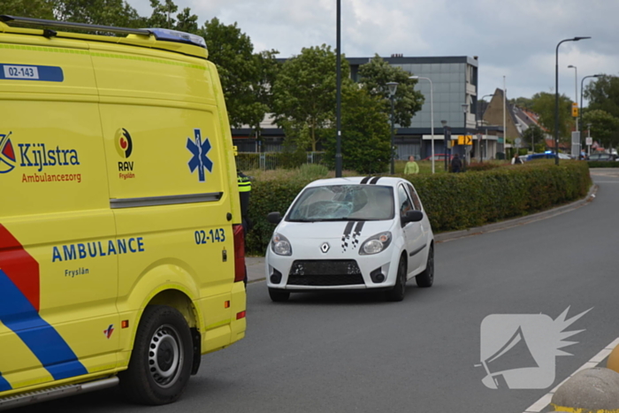 Fietser geschept door auto met barst in ruit als gevolg