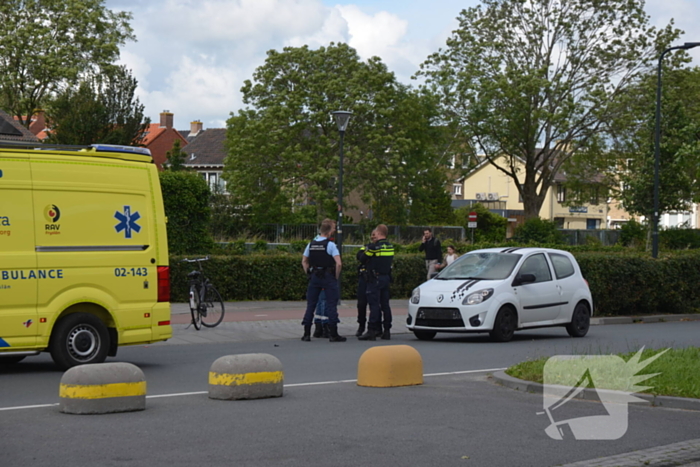 Fietser geschept door auto met barst in ruit als gevolg