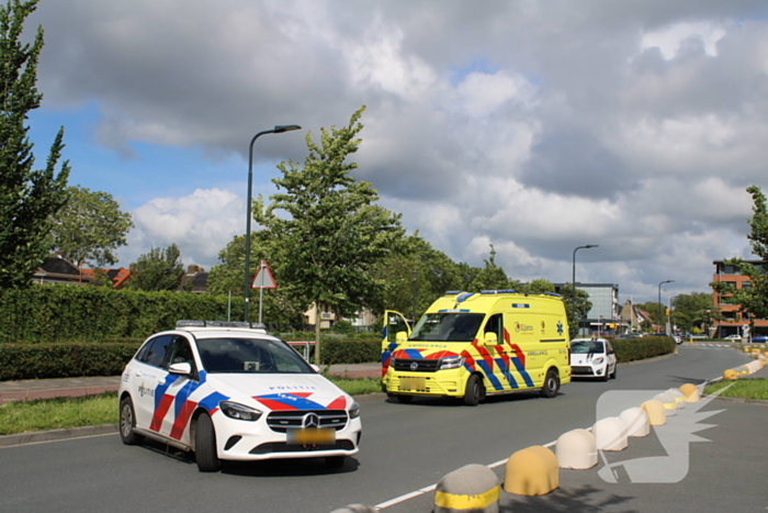 Fietser geschept door auto met barst in ruit als gevolg