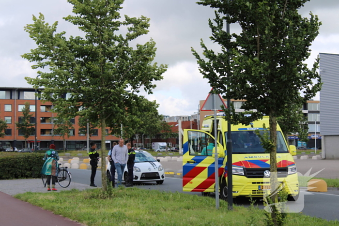 Fietser geschept door auto met barst in ruit als gevolg