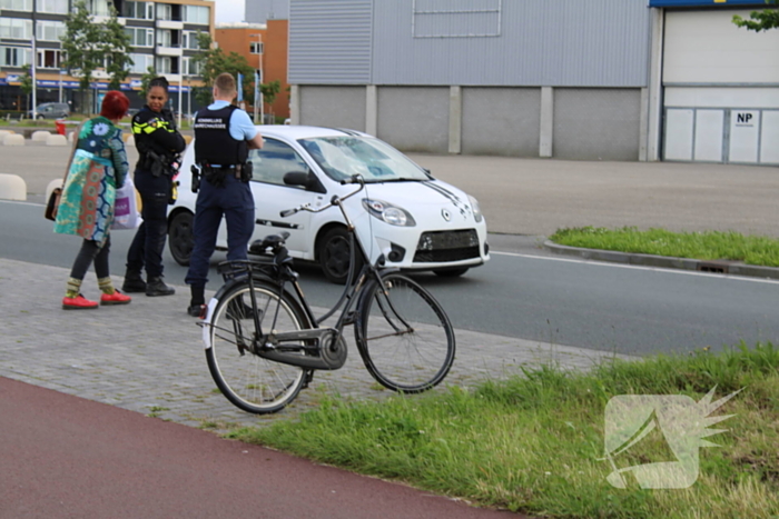 Fietser geschept door auto met barst in ruit als gevolg