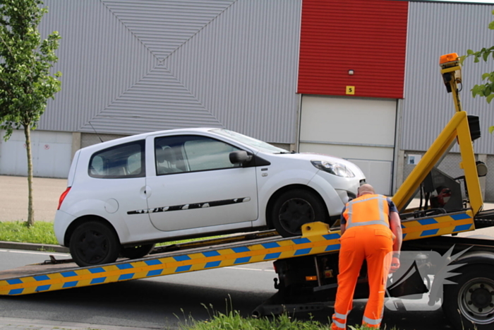 Fietser geschept door auto met barst in ruit als gevolg