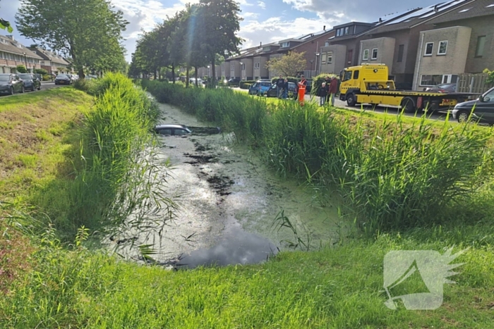 Auto raakt te water middenin woonwijk