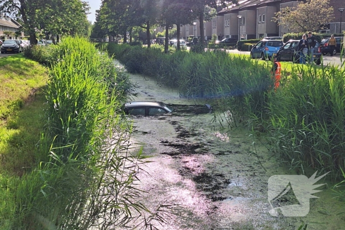 Auto raakt te water middenin woonwijk