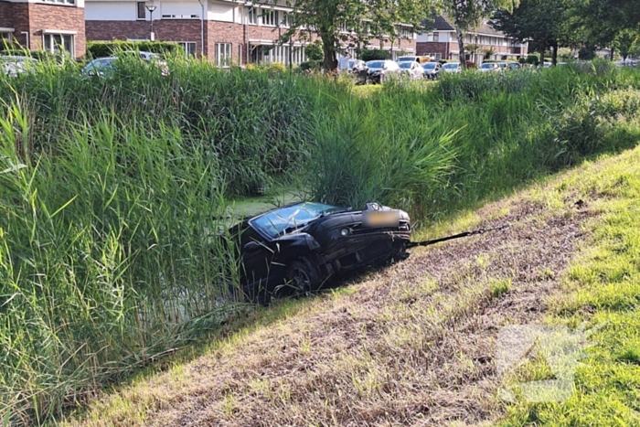 Auto raakt te water middenin woonwijk