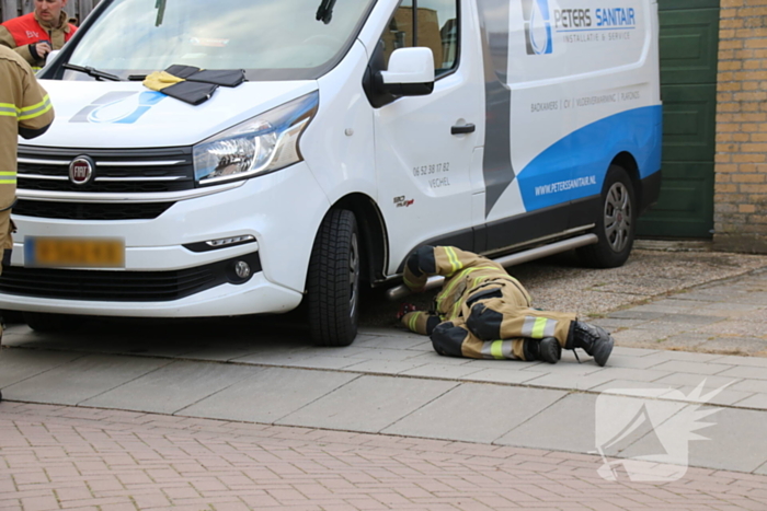 Kat zit vast onder bestelbus van brandweervrijwilliger