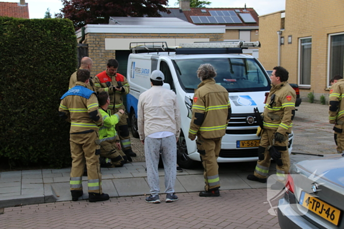 Kat zit vast onder bestelbus van brandweervrijwilliger