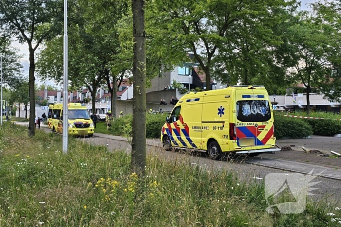 Chaos bij eenzijdig ongeval, bestuurder rijdt meerdere palen uit de grond