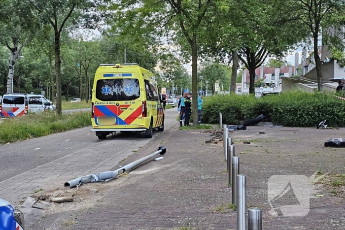 Chaos bij eenzijdig ongeval, bestuurder rijdt meerdere palen uit de grond