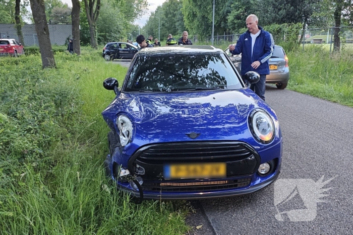 Auto's zwaar beschadigd na botsing bij uitrit parkeerterrein