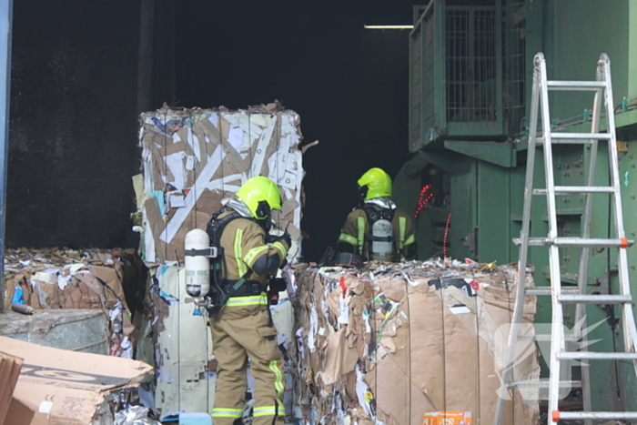 Brandweer oefent bij afvalverwerker