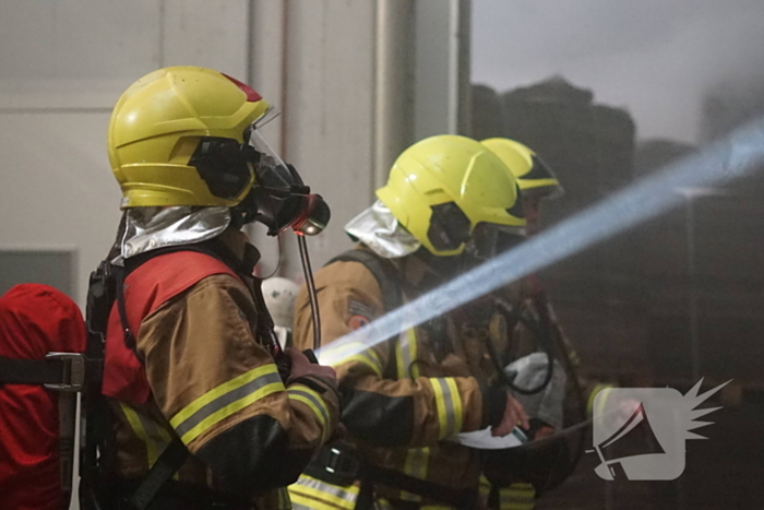 Brandweer oefent bij afvalverwerker