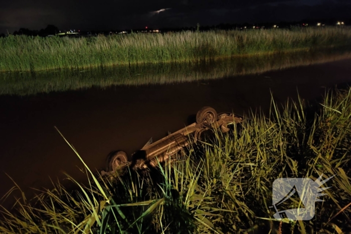 Auto belandt op de kop in sloot