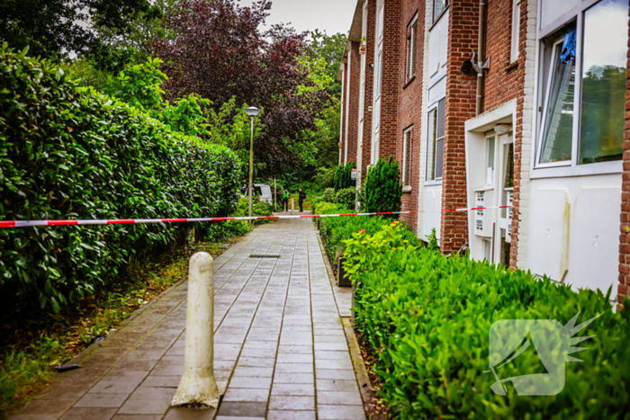 Overleden vrouw aangetroffen na steekpartij in woning, een persoon gewond