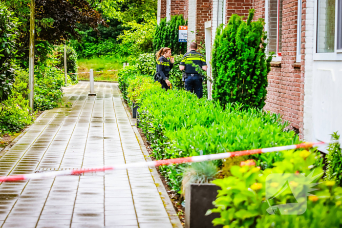 Overleden vrouw aangetroffen na steekpartij in woning, een persoon gewond